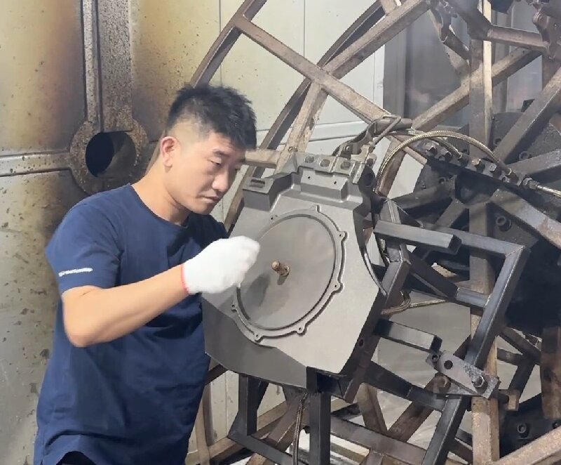 滚塑加工如何实现埋入螺母金属件 | 创馨亮滚塑厂家